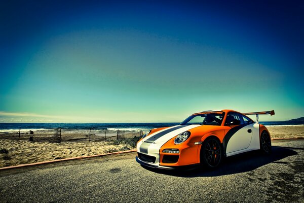 Porsche en la carretera en color blanco naranja