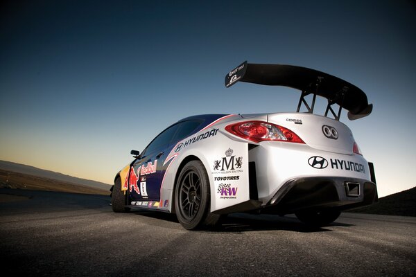 Hyundai en el camino rural