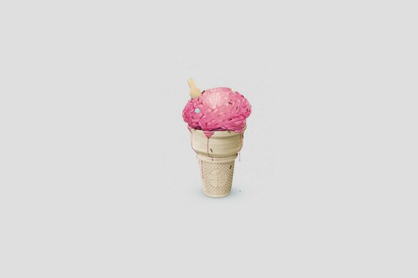 Helado rosado en una taza sobre un fondo claro