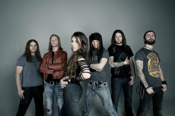 Músicos de la banda de metal sobre un fondo gris