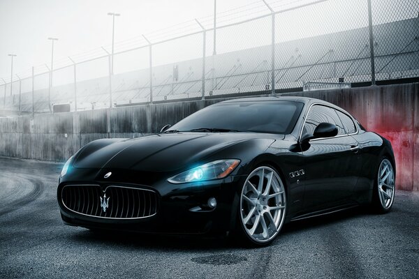 Maserati negro. Llantas de aleación. Faros brillantes