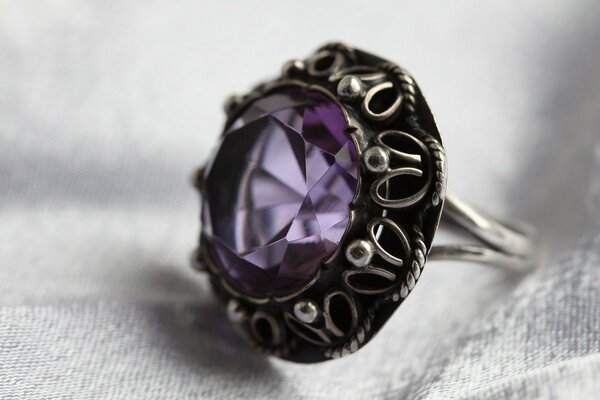 Anillo de plata oscura con inserción de amatista