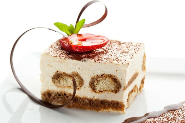 Pastel de tiramisú con crema de fresa