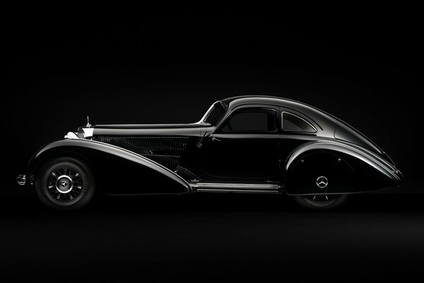 Coche negro Mercedes estilo retro sobre fondo negro