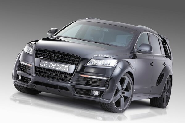Audi gris sobre fondo claro degradado