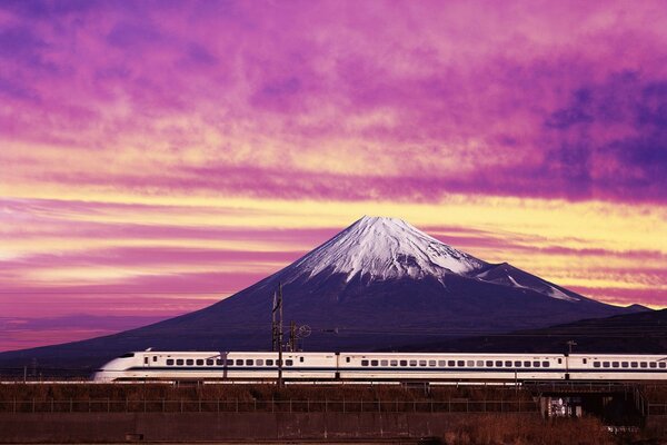 El tren pasa por la gran montaña