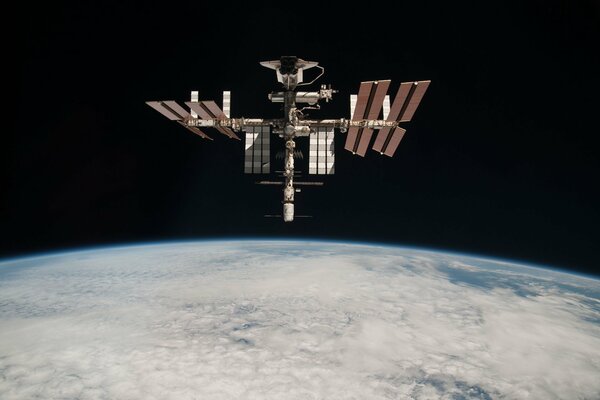 Espacio sin fondo y estación espacial