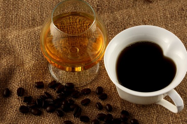 Un vaso de coñac y café en arpillera