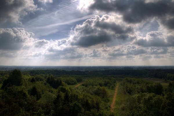 Hermosas nubes sobre los árboles y la carretera
