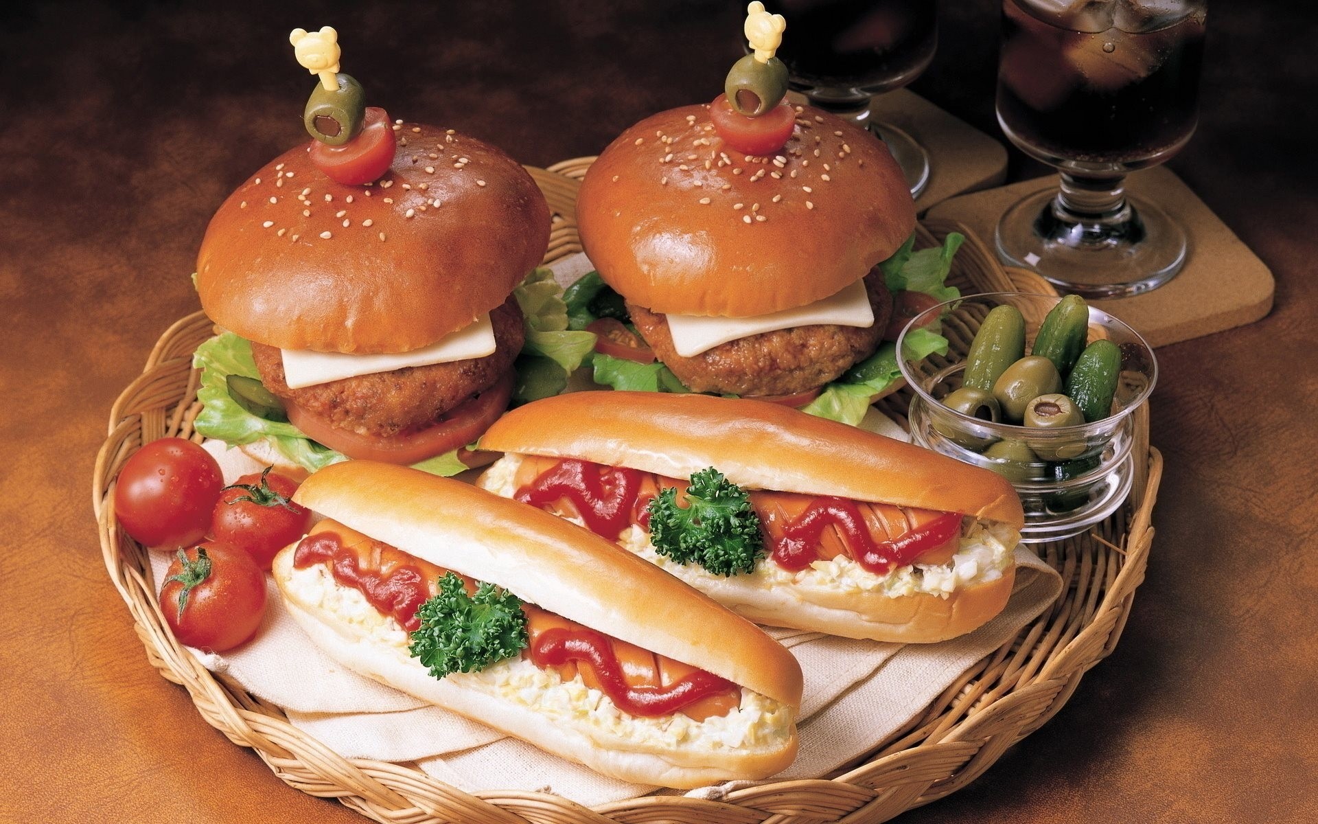 bandeja chuletas sándwiches vasos hamburguesas