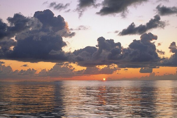 Hermosa puesta de sol a orillas del río