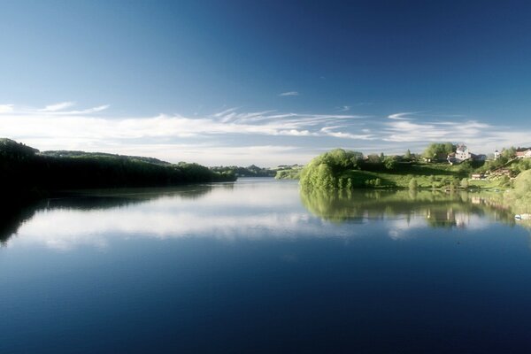 Superficie del lago con el reflejo del cielo