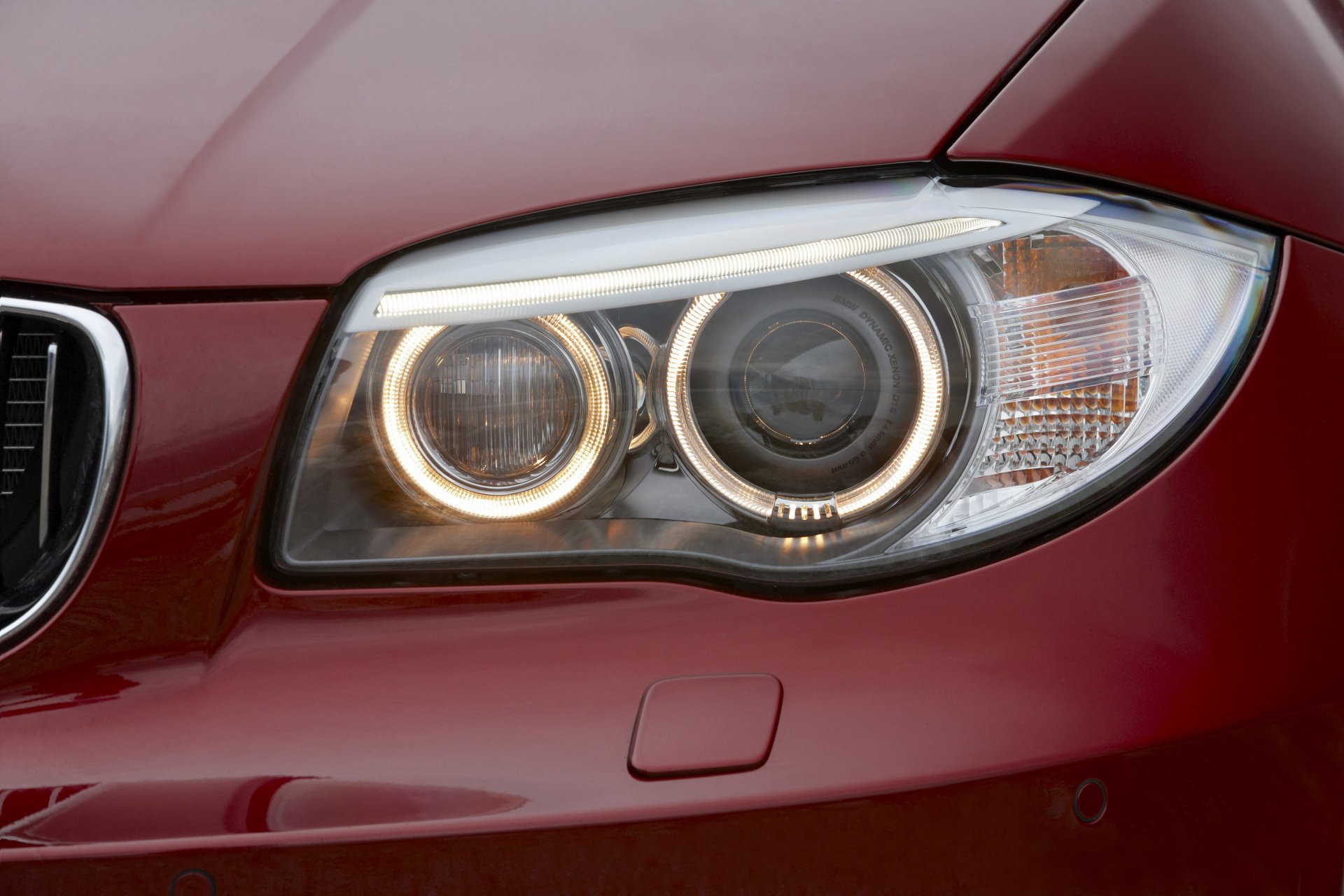 bmw coupé faros potencia rojo de cerca