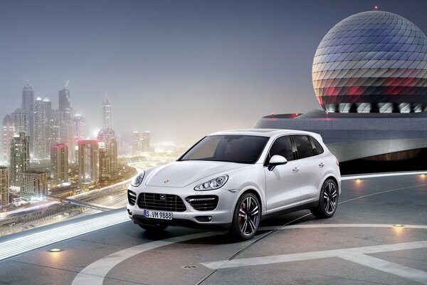 Porsche cayenne blanco cerca del helipuerto