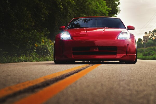 Nissan 350Z rojo en la vista frontal de la carretera