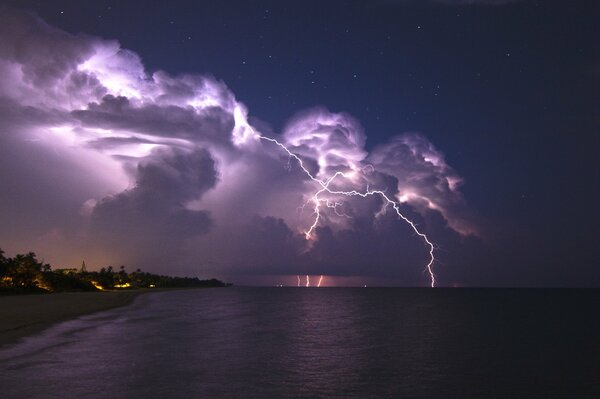 Relámpago majestuoso sobre la costa de la ciudad