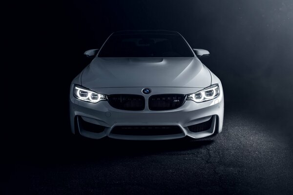 Frente al BMW de color blanco