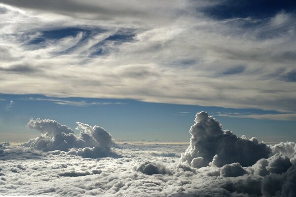 Nubes rizadas en el cielo azul