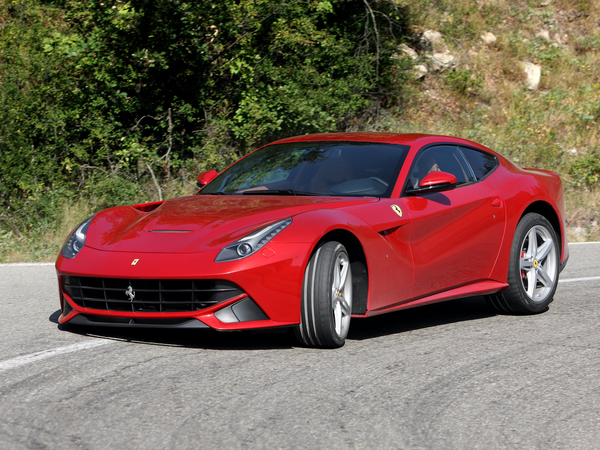 ferrari f12 berlinetta carretera árboles frente ferrari f12