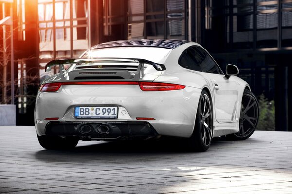 Porsche blanco en un hermoso Aparcamiento