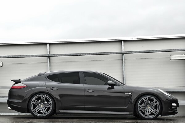 Porsche Panamera negro sobre gris