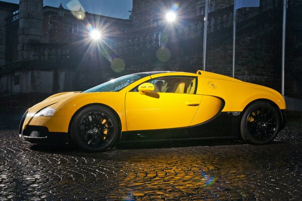 Coche. Superdeportivo en El puente de la noche