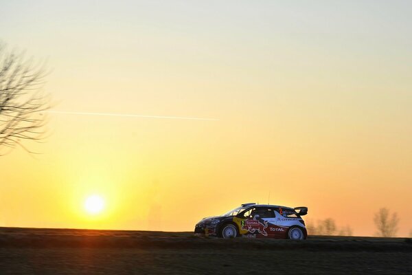 Citroën ds3 en medio de una puesta de sol
