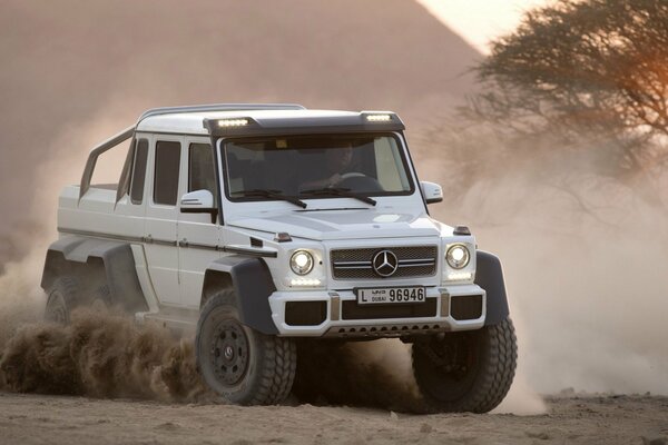 Jeep blanco Mercedes Benz en una carretera polvorienta