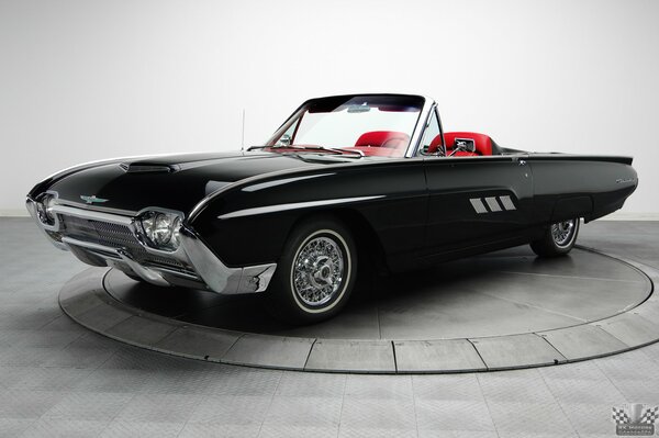 Los clásicos siempre están de moda. Ford convertible negro