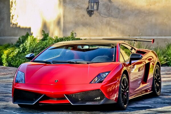 Diseño inusual del superdeportivo rojo Lamborghini