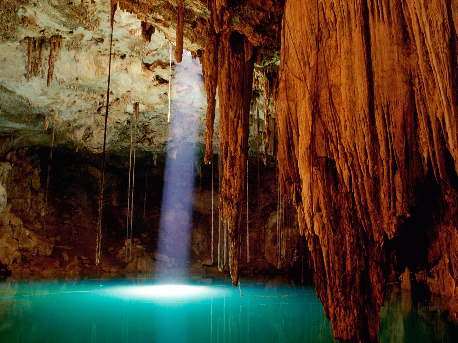 haz de luz estalactitas cueva