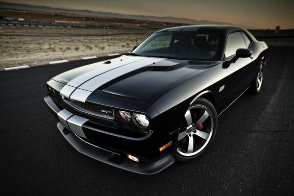 Dodge challenger en medio de una hermosa puesta de sol