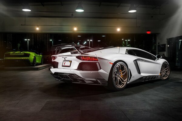 Coche blanco lp700-4 novitec torado. lamborghini aventador