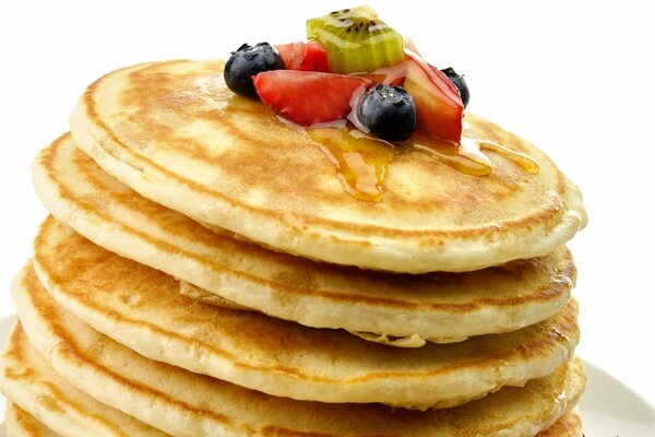 Panqueques con frutas, bayas y miel