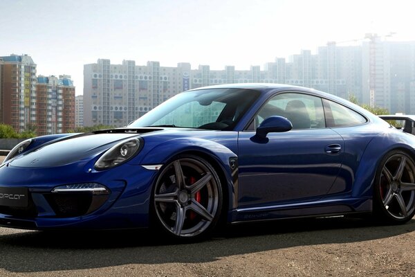 Porsche carrera 911 en el fondo de edificios de varios pisos