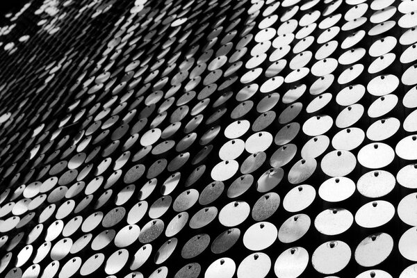 Numerosas pequeñas tazas en blanco y negro