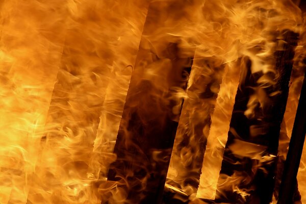 Llamas de fuego envuelven completamente estructuras de madera