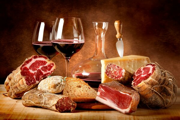 Corte de carne y dos copas de vino tinto