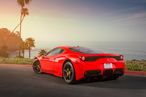 Ferrari 458 speciale rojo en el océano