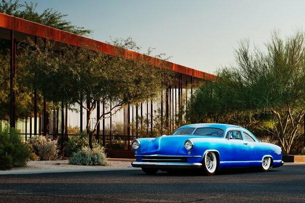 Azul retro Chevrolet en el fondo de la puesta de sol