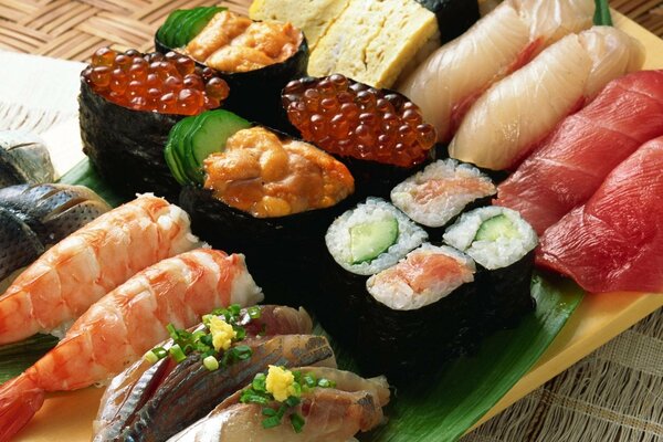 Rollos y sushi con mariscos