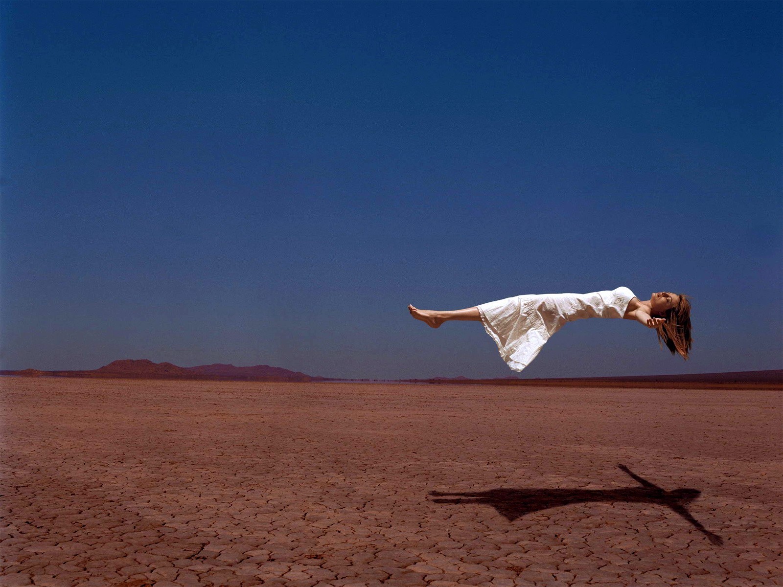 chica desierto vuelo