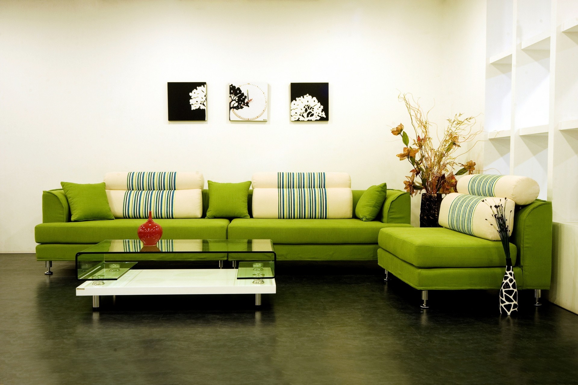 diseño sofá estilo cojines salón verde jarrones