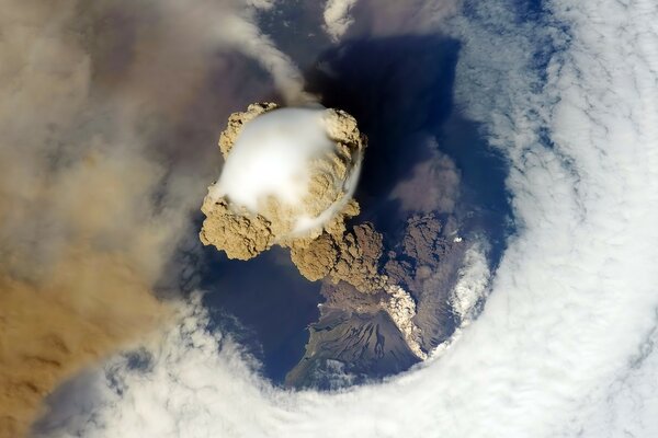 Volcán en explosión, volcán en explosión, la fuerza aterradora de la naturaleza