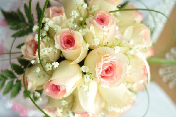 Ramo de boda de rosas blancas y Rosadas