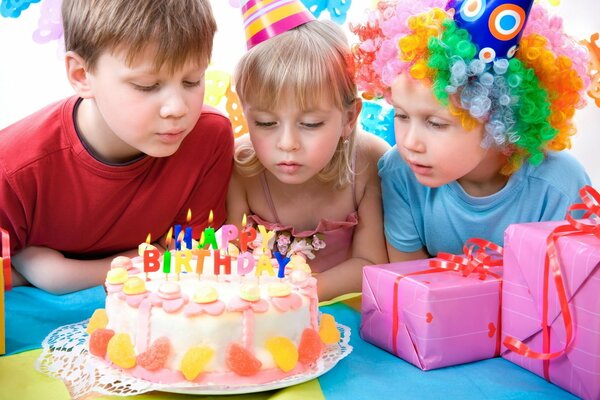 Feliz cumpleaños felicitan a los niños
