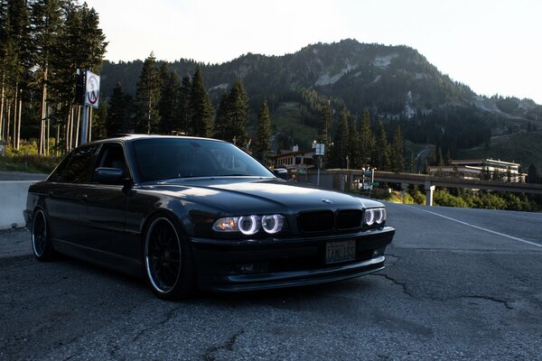 BMW negro en la carretera en medio de las montañas