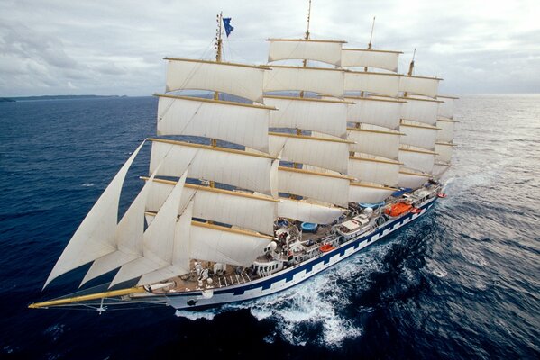 Velero surcando el océano contra el cielo