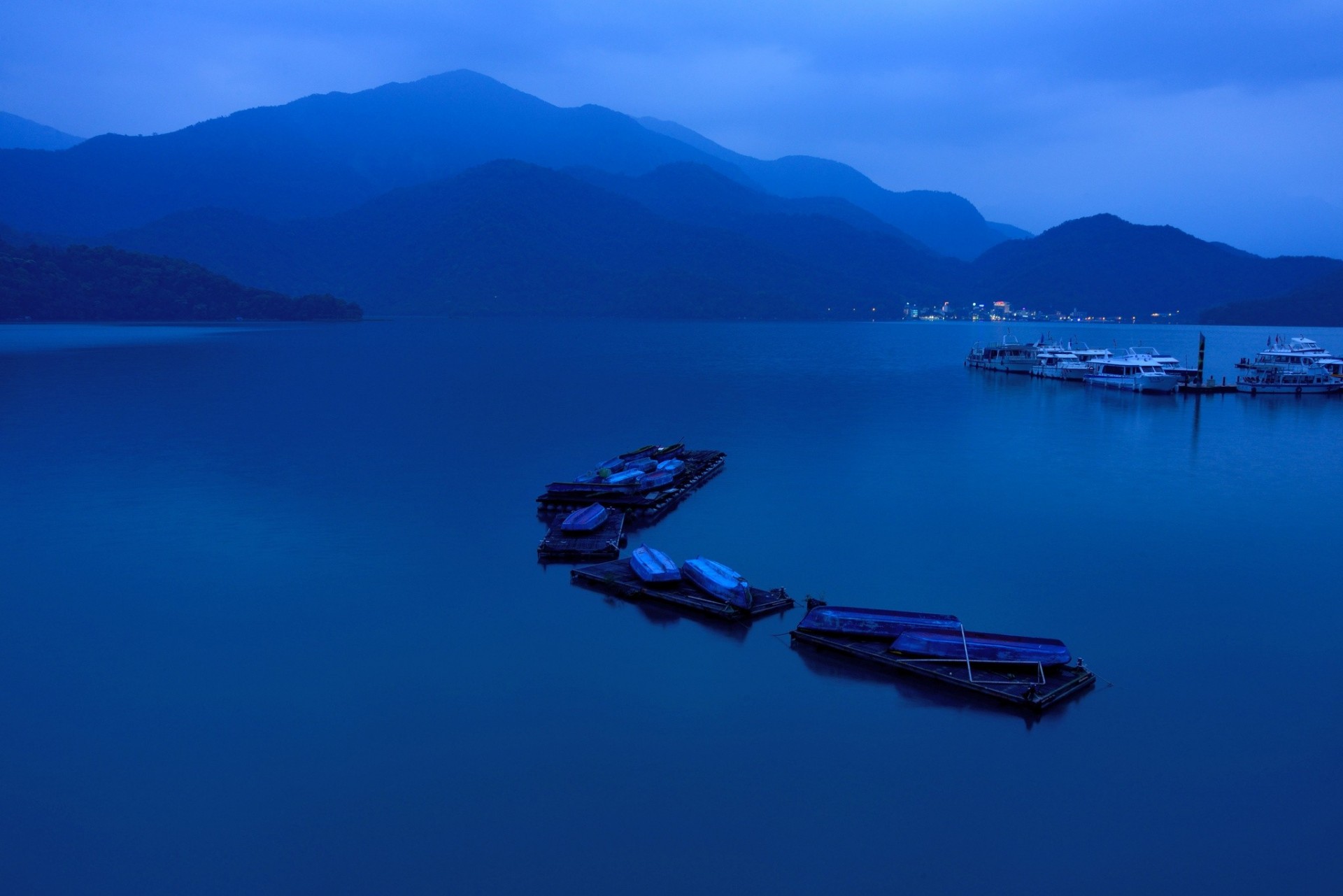 luces bahía noche pareja montañas barcos