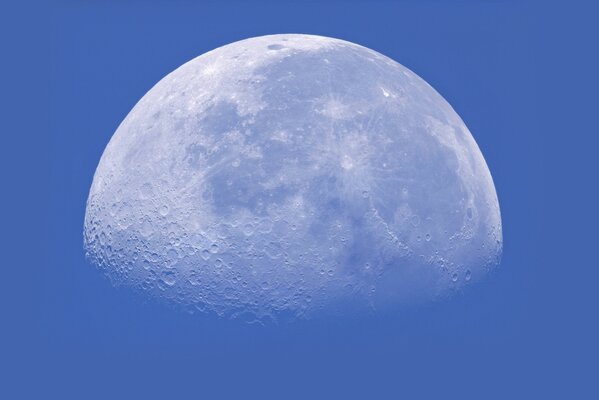 Luna incompleta contra el cielo azul